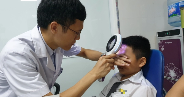 Bạch Biến Là Gì? Nguyên Nhân và Những Điều Cần Biết Bác sĩ da liễu tư vấn bệnh bạch biến là gì